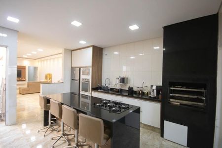Casa à venda com 250m², 5 quartos e 3 vagasCozinha 