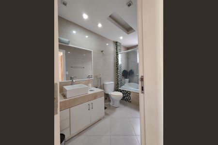 Apartamento à venda com 340m², 3 quartos e 3 vagasBanheiro da Suíte 1