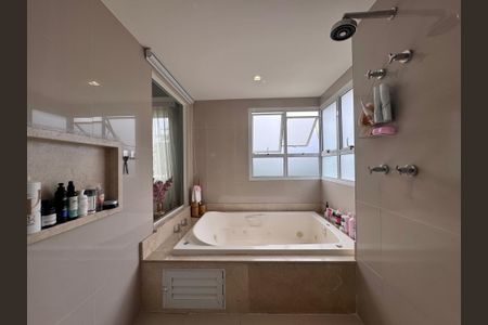 Apartamento à venda com 227m², 3 quartos e 2 vagasBanheiro da Suíte 1