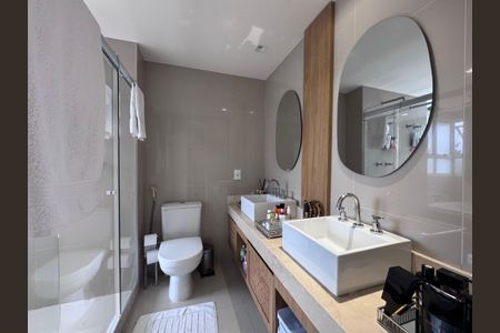 Apartamento à venda com 227m², 3 quartos e 2 vagasBanheiro da Suíte 1