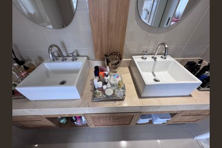 Apartamento à venda com 227m², 3 quartos e 2 vagasBanheiro da Suíte 1