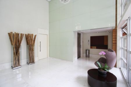 Apartamento à venda com 94m², 2 quartos e 2 vagasHall social