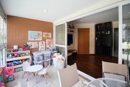 Apartamento à venda com 94m², 2 quartos e 2 vagasVaranda