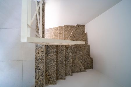 Casa de condomínio para alugar com 77m², 3 quartos e 1 vagaEscada