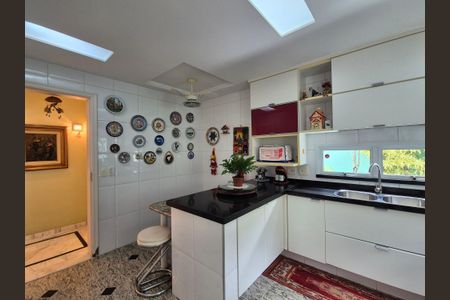 Casa de condomínio à venda com 400m², 4 quartos e 2 vagasCozinha