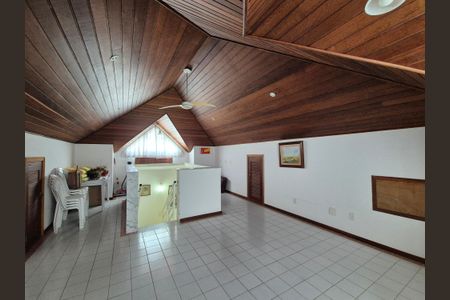 Casa de condomínio à venda com 400m², 4 quartos e 2 vagasSótão