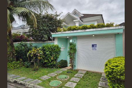 Casa de condomínio à venda com 400m², 4 quartos e 2 vagasFachada