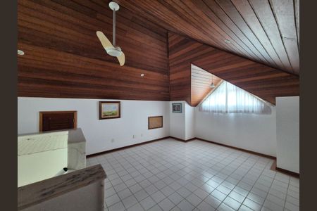 Casa de condomínio à venda com 400m², 4 quartos e 2 vagasSótão