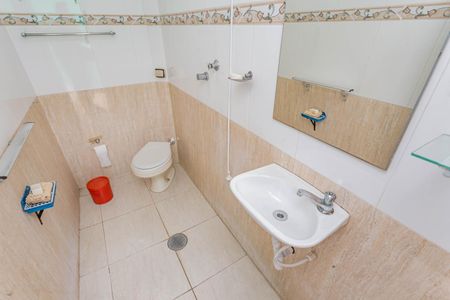 Casa à venda com 240m², 2 quartos e 2 vagasBanheiro Social