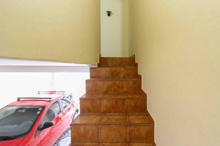 Casa para alugar com 150m², 2 quartos e 1 vaga Casa para alugar com 150m², 2 quartos e 1 vagaEscada