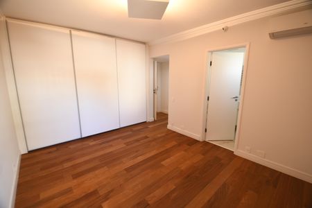 Apartamento à venda com 450m², 4 quartos e 4 vagasQuarto Suíte 1