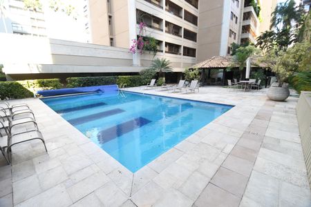 Apartamento à venda com 450m², 4 quartos e 4 vagasÁrea comum - Piscina