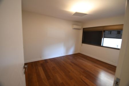 Apartamento à venda com 450m², 4 quartos e 4 vagasQuarto Suíte 2