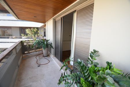 Apartamento à venda com 450m², 4 quartos e 4 vagasQuarto Suíte 1 - Sacada