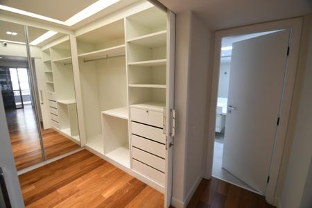 Apartamento à venda com 450m², 4 quartos e 4 vagasQuarto Suíte 1 - Closet