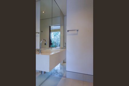 Casa de condomínio à venda com 435m², 5 quartos e 8 vagasLavabo