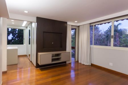 Casa de condomínio à venda com 435m², 5 quartos e 8 vagasSuíte 4