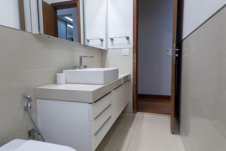 Casa de condomínio à venda com 435m², 5 quartos e 8 vagasBanheiro da Suíte 4