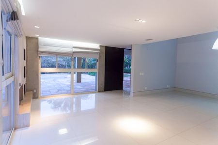 Casa de condomínio à venda com 435m², 5 quartos e 8 vagasSala