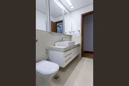 Casa de condomínio à venda com 435m², 5 quartos e 8 vagasBanheiro da Suíte 4