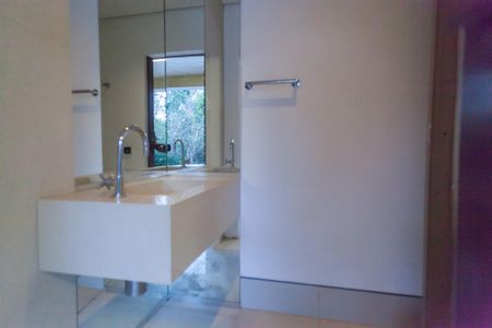 Casa de condomínio à venda com 435m², 5 quartos e 8 vagasLavabo