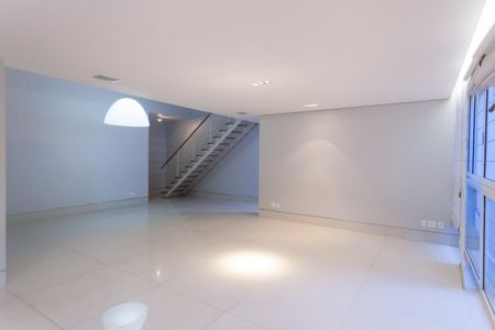 Casa de condomínio à venda com 435m², 5 quartos e 8 vagasSala