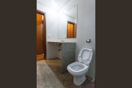 Casa de condomínio à venda com 435m², 5 quartos e 8 vagasBanheiro da Suíte 1