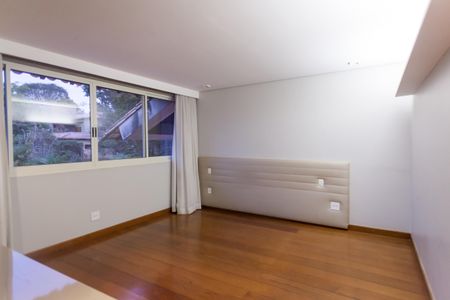 Casa de condomínio à venda com 435m², 5 quartos e 8 vagasSuíte 4