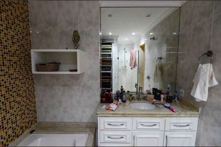 Apartamento à venda com 226m², 5 quartos e 2 vagasBanheiro da Suíte