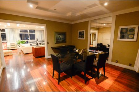 Apartamento à venda com 226m², 5 quartos e 2 vagasSala