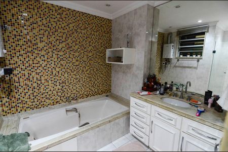 Apartamento à venda com 226m², 5 quartos e 2 vagasBanheiro da Suíte