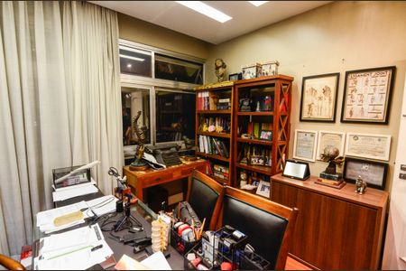 Apartamento à venda com 226m², 5 quartos e 2 vagasQuarto 1