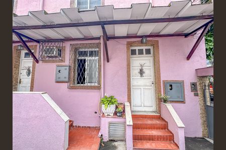 Casa à venda com 316m², 5 quartos e 2 vagas Casa à venda com 316m², 5 quartos e 2 vagasFachada