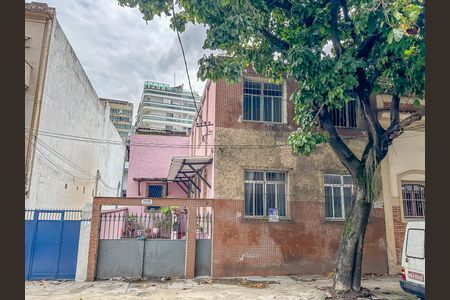 Casa à venda com 316m², 5 quartos e 2 vagas Casa à venda com 316m², 5 quartos e 2 vagasFachada