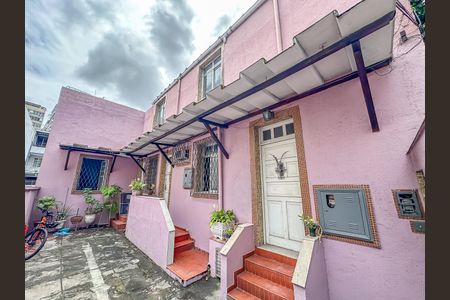 Casa à venda com 316m², 5 quartos e 2 vagas Casa à venda com 316m², 5 quartos e 2 vagasFachada