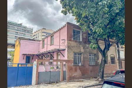 Casa à venda com 316m², 5 quartos e 2 vagas Casa à venda com 316m², 5 quartos e 2 vagasFachada