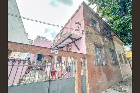 Casa à venda com 316m², 5 quartos e 2 vagas Casa à venda com 316m², 5 quartos e 2 vagasFachada