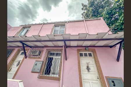 Casa à venda com 316m², 5 quartos e 2 vagas Casa à venda com 316m², 5 quartos e 2 vagasFachada