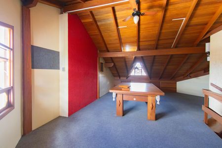 Casa para alugar com 325m², 4 quartos e 4 vagasSótão