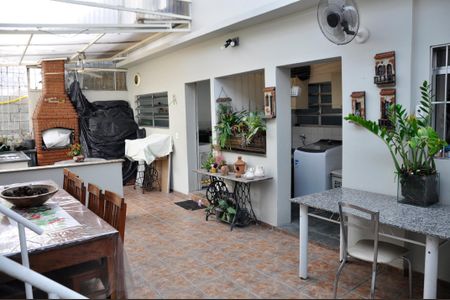 Casa à venda com 250m², 5 quartos e 4 vagas Casa à venda com 250m², 5 quartos e 4 vagasÁrea comum - Churrasqueira