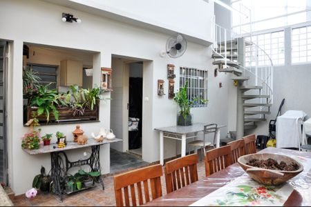 Casa à venda com 250m², 5 quartos e 4 vagas Casa à venda com 250m², 5 quartos e 4 vagasÁrea comum - Churrasqueira