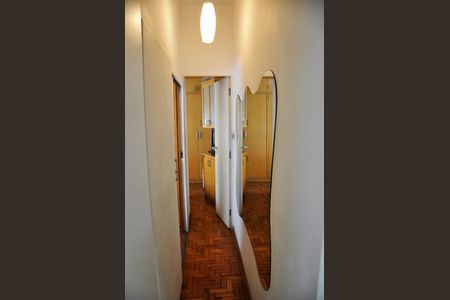 Casa à venda com 250m², 5 quartos e 4 vagas Casa à venda com 250m², 5 quartos e 4 vagasCorredor