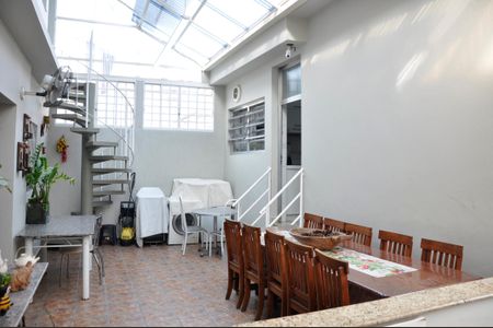 Casa à venda com 250m², 5 quartos e 4 vagas Casa à venda com 250m², 5 quartos e 4 vagasÁrea comum - Churrasqueira