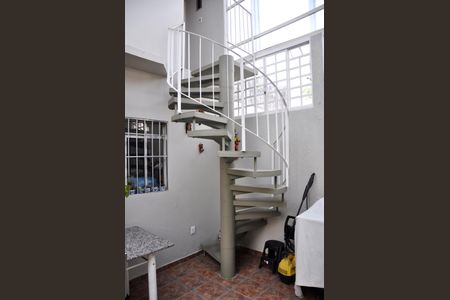 Casa à venda com 250m², 5 quartos e 4 vagas Casa à venda com 250m², 5 quartos e 4 vagasEscada para Edícula