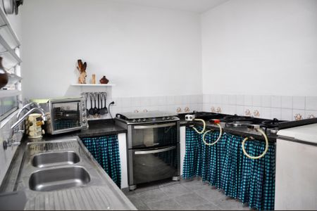 Casa à venda com 250m², 5 quartos e 4 vagas Casa à venda com 250m², 5 quartos e 4 vagasCozinha 2