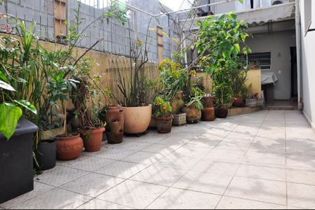 Casa à venda com 250m², 5 quartos e 4 vagas Casa à venda com 250m², 5 quartos e 4 vagasQuintal