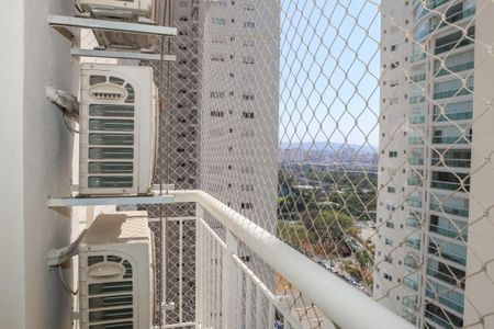 Apartamento para alugar com 241m², 4 quartos e 3 vagas Apartamento para alugar com 241m², 4 quartos e 3 vagasVista da Área de Serviço