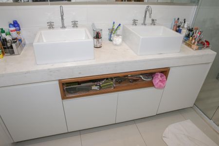 Apartamento para alugar com 241m², 4 quartos e 3 vagas Apartamento para alugar com 241m², 4 quartos e 3 vagasBanheiro da Suíte 1