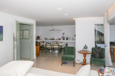 Apartamento para alugar com 241m², 4 quartos e 3 vagas Apartamento para alugar com 241m², 4 quartos e 3 vagasSala