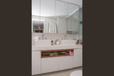 Apartamento para alugar com 241m², 4 quartos e 3 vagas Apartamento para alugar com 241m², 4 quartos e 3 vagasBanheiro da Suíte 1